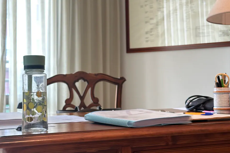 Despacho de la consulta de psicología en Alzira, con un escritorio de madera junto a una ventana